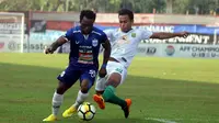 Ibrahim Conteh dibayangi Osvaldo Haay saat duel PSIS vs Persebaya di Stadion Moch. Soebroto, Magelang, Minggu (22/7/2018)