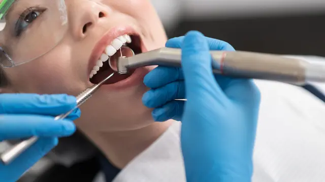 12 Tips Merawat Gigi Berlubang: Kenali Gejala dan Faktor Penyebabnya