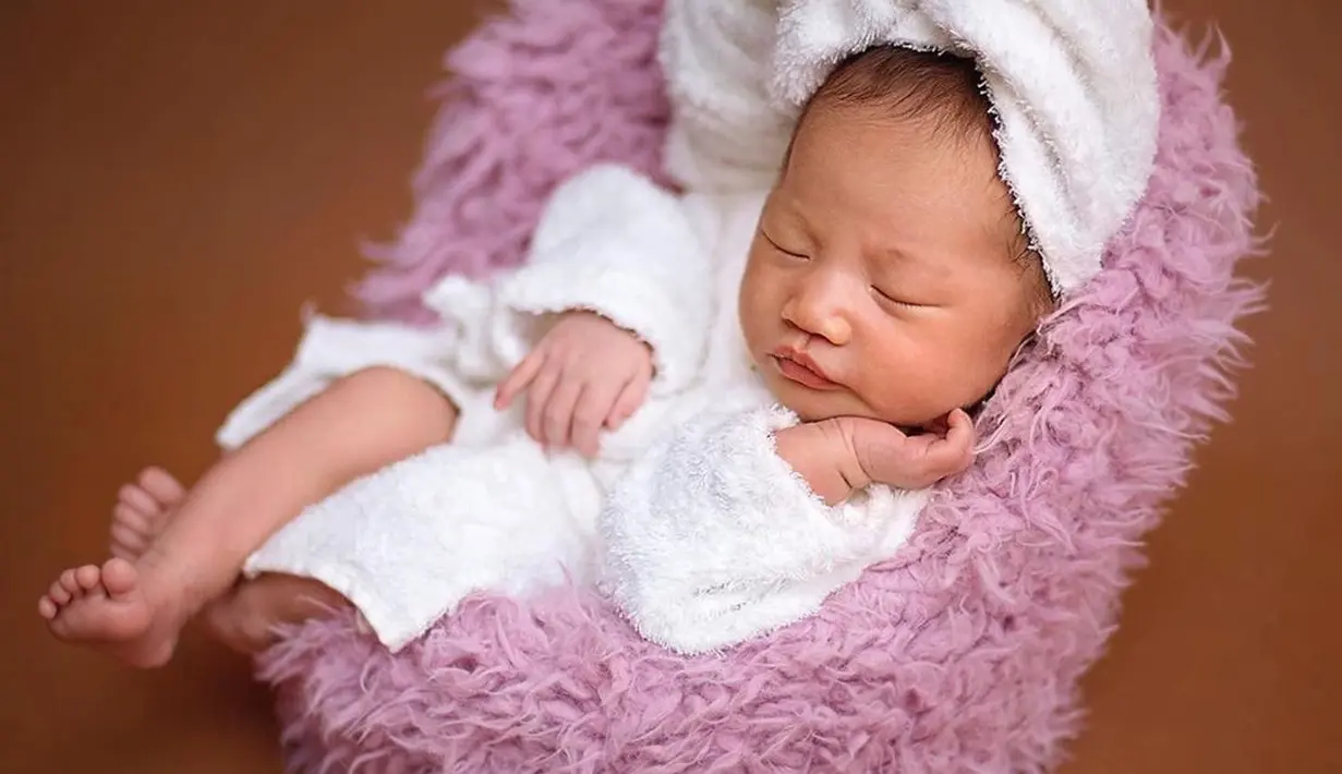 Pasangan ini mengusung sejumlah tema, seperti mengenakan handuk mandi hingga pakai boneka-boneka lucu. Meski usianya baru hitungan hari, namun baby Kyra begitu tenang dan terlelap tidur(Liputan6.com/IG/ leejeonghoon).