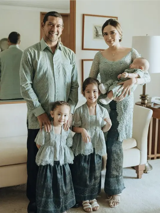 Memiliki darah campuran Indonesia-Inggris, Yasmine Wildblood terlihat anggun mengenakan kebaya panjang berpayet warna hijau mint. [Instagram/@yaswildblood]