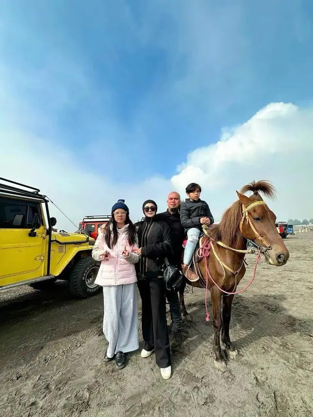 Ahmad Dhani dan Mulan Jameela liburan keluarga di Borobudur hingga Bromo (Foto: instagram @mulanjameela1)