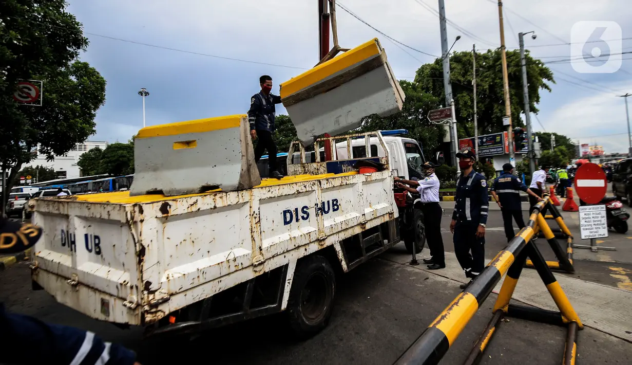 Suasana penutupan akses jalan menuju kawasan Kota Tua, Jakarta Barat, Jumat (18/12/2020). Pemerintah DKI Jakarta melarang kendaraan pribadi memasuki kawasan Kota Tua Jakarta mulai 18 hingga 23 Desember 2020 seiring penerapan kawasan rendah emisi atau Low Emission Zone. (Liputan6.com/Johan Tallo)