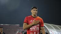 Elias Dolah diperkenalkan sebagai pemain baru Bali United jelang laga kontra PSM Makassar pada leg 1 Play-off Kualifikasi Liga Champions Asia, Selasa (6/6/2023) malam WITA. (Bola.com/Alit Binawan)