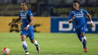 Gelandang Persib, Atep dan Tony Sucipto (kanan), saat laga Torabika Soccer Championship 2016 melawan Sriwijaya FC di Stadion Si Jalak Harupat, Bandung, Sabtu (30/4/2016). (Bola.com/Vitalis Yogi Trisna)