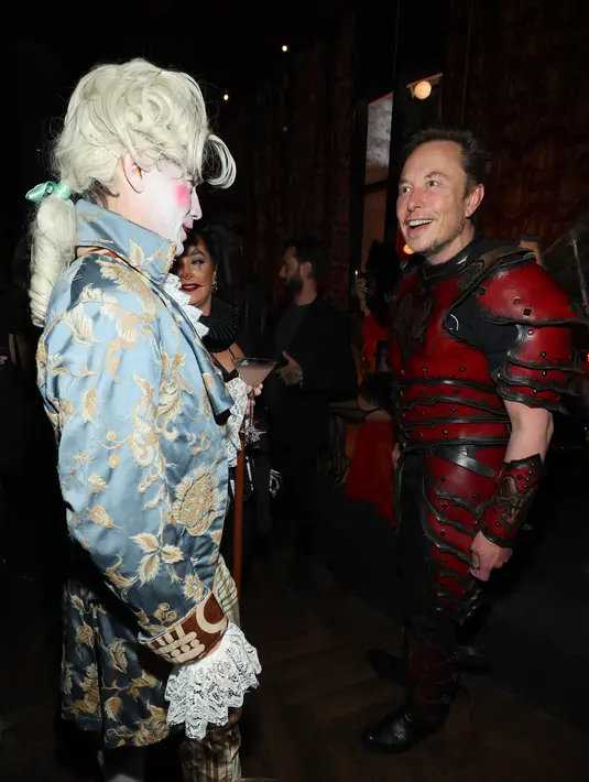 Elon Musk (kanan) menghadiri Pesta Halloween Tahunan ke-21 Heidi Klum yang dipersembahkan oleh Now Screaming x Prime Video dan Baileys Irish Cream Liqueur di Sake No Hana di Moxy Lower East Side di New York Kota pada 31 Oktober 2022. (Mike Coppola/Getty Images for Heidi Klum/AFP)