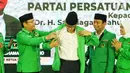 Sandi dikenakan jaket hijau muda berlambang Ka'bah oleh Plt Ketua Umum PPP, Muhamad Mardiono. (Liputan6.com/Angga Yuniar)