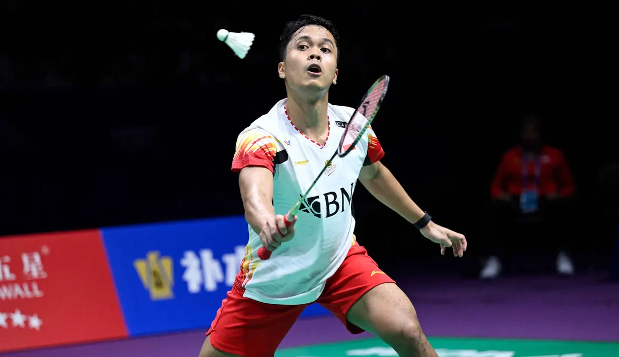 Pebulu tangkis Indonesia, Anthony Sinisuka Ginting melakukan pukulan pengembalian kok ke arah Jeon Hyeok-jin dari Korea Selatan dalam perempat final tunggal putra turnamen bulu tangkis Piala Thomas dan Uber di Chengdu, provinsi Sichuan, Tiongkok pada 3 Mei 2024. (WANG Zhao/AFP)