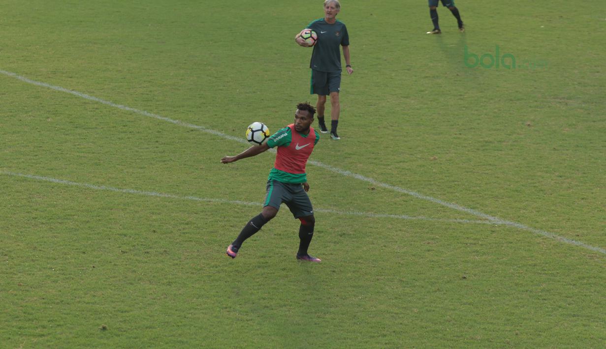 Gaya Nelson Alom mengontrol bola pada sesi latihan di Lapangan ABC Senayan, Jakarta (20/6/2018). Timnas melakukan persiapan untuk melawan Korea pada laga uji coba 23 Juni 2018. (Bola.com/Nick Hanoatubun)