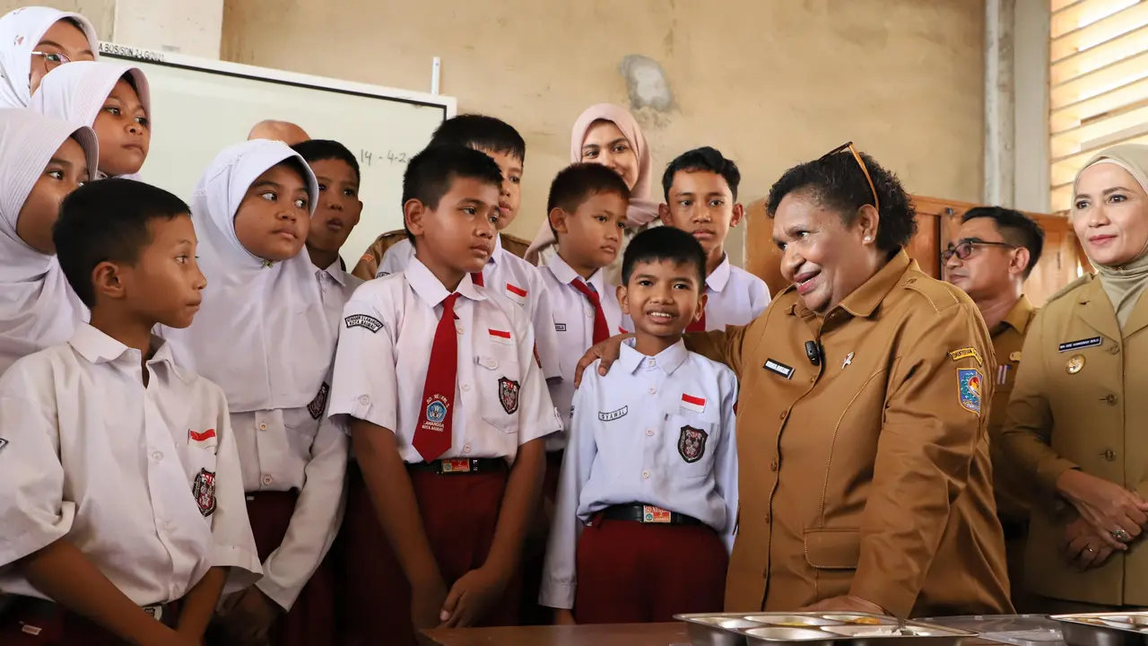 Wamendagri Ribka Tinjau Langsung Implementasi MBG di SDN 2 Lamangga Baubau