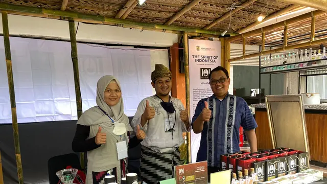 Siti Masitha (kiri), Sang Suami (tengah), Paikun DKUKM Prov. (kanan)