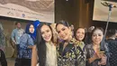 Keduanya terlihat elegan mengenakan batik dengan gaya khas masing-masing. [@bebytsabina].