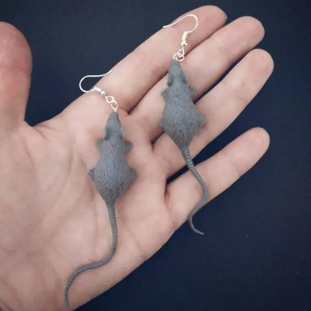 7 Potret Anting Nyeleneh Bertema Hewan Ini Antimainstream