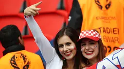 Dua suporter perempuan Timnas Kroasia tersenyum sebelum pertandingan melawan timnas Turki  di Kualifikasi  Grup D Euro 2016 di Stadion Parc des Princes, Paris, Prancis, (12/6). (AFP PHOTO / KENZO TRIBOUILLARD)