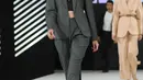 Model berjalan dipanggung mengenakan busana rancangan  LasSalle College dalam pagelaran Senayan City Fashion Nation ke-11, Jakarta, Selasa (11/4). Peragaan busana ini melibatkan banyak desainer muda. (Liputan6.com/Gempur M. Surya)