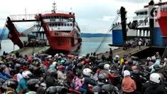Pemudik bermotor menuju kota-kota di Pulau jawa antri memasuki kapal penyeberangan di pelabuhan Gilimanuk, Bali, Sabtu (30/4/2022). H-2 Idul Fitri 1443 H, ribuan pemudik meninggalkan Pulau Bali untuk merayakan lebaran di kampu ng halaman. (merdeka.com/Arie Basuki)