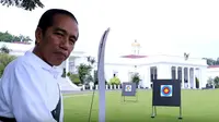 Gaya Kompak Monokrom Kaesang dan Jokowi Saat Adu Panah
