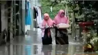 Banjir membuat acara bakti sosial ibunda dan adik Presiden Jokowi terpaksa ditunda.