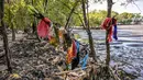 Mereka juga menekankan pentingnya menjaga kelestarian lingkungan serta mengurangi penggunaan plastik sekali pakai. (Juni KRISWANTO/AFP)