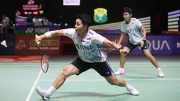 Pebulu tangkis ganda putri Indonesia, Apriyani Rahayu yang berpasangan dengan Siti Fadia Silva Ramadhanti berusaha mengembalikan bola saat menghadapi pasangan Thailand, Jongkolphan Kititharakul/Rawinda Prajongjai pada laga babak 32 besar Indonesia Open 2024 di Istora Senayan, Jakarta, Selasa (4/6/2024). Apriyani Rahayu/Siti Fadia Silva Ramadhanti menang rubber game 21-17, 16-21 dan 21-14. (Bola.com/M Iqbal Ichsan)