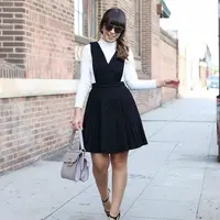 Padu padan busana dengan balutan pinafore. (sumber foto: Emily Cholakian/pinterest)