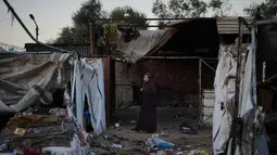Warga Palestina yang mengungsi memeriksa kerusakan akibat serangan tentara Israel di kamp tenda mereka di Deir al-Balah, Jalur Gaza, Rabu 29 Oktober 2025. Setidaknya, ada 94 warga Palestina meninggal dunia akibat serangan Israel sejak dimulainya gencatan senjata. (AP Photo/Abdel Kareem Hana)