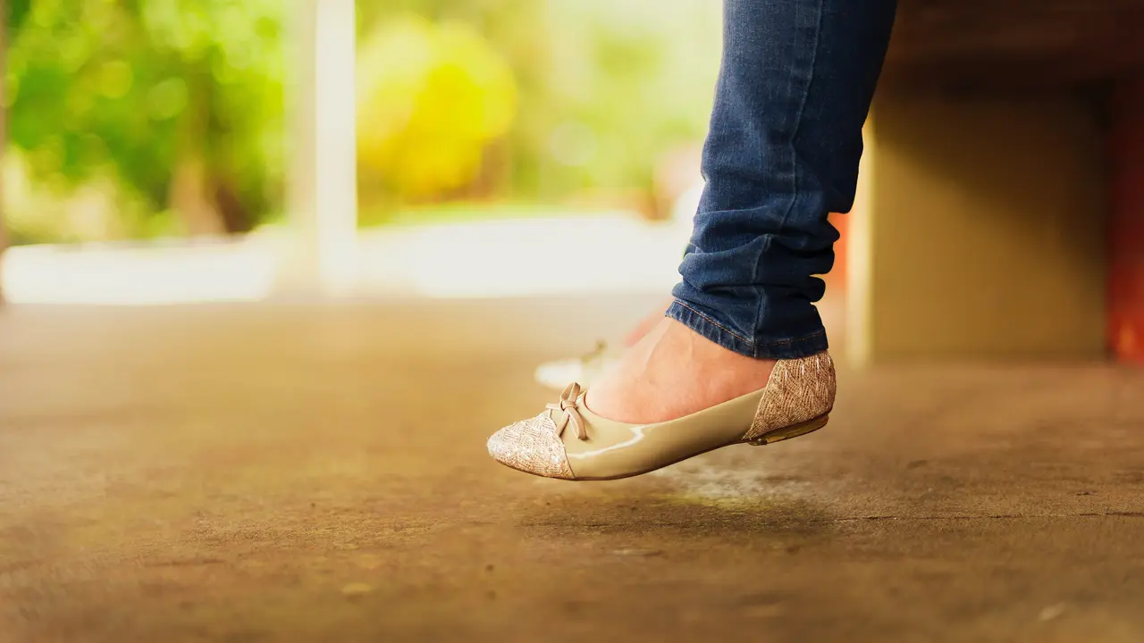 Dampak Buruk Menggunakan Flat Shoes