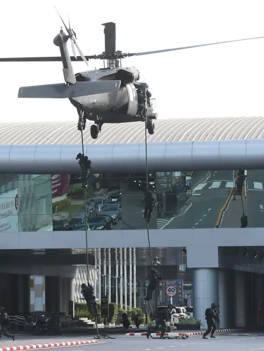Sejumlah tentara turun dari helikopter pada simulasi penanganan teroris di provinsi Nonthaburi, Thailand, Selasa (29/10/2019). Simulasi itu latihan untuk antisipasi ancaman teorirsme menjelang Konferensi Tingkat Tinggi (KTT) ke-35 ASEAN akan digelar di Thailand pada 2-4 November. (AP/Sakchai Lalit)