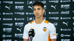 Alessandro Burlamaqui. Gelandang berusia 20 tahun jebolan akademi Espanyol ini kini sedang menjalani musim pertamanya bersama tim yunior Valencia. Bersama Timnas Peru ia baru berlaga di level U-17 dan U-20. (valenciacf.com)