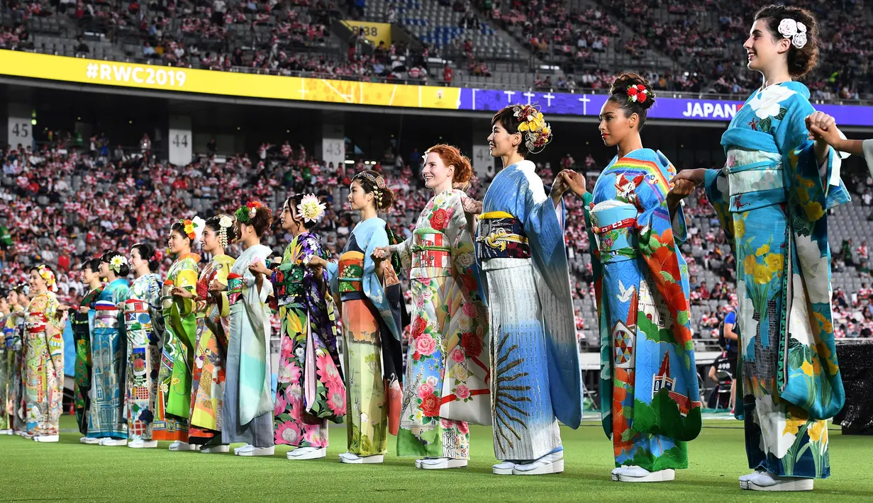 Sejumlah wanita mengenakan kimono tampil selama upacara pembukaan Rugby World Cup Pool 2019 jelang pertandingan antara Rusia dan Jepang di Stadion Tokyo (20/9/2019). Turnamen Rugby ini pertama kalinya diadakan di Asia, dan di luar pusat persatuan rugby tradisional. (AFP Photo/Toshifumi Kitamura)