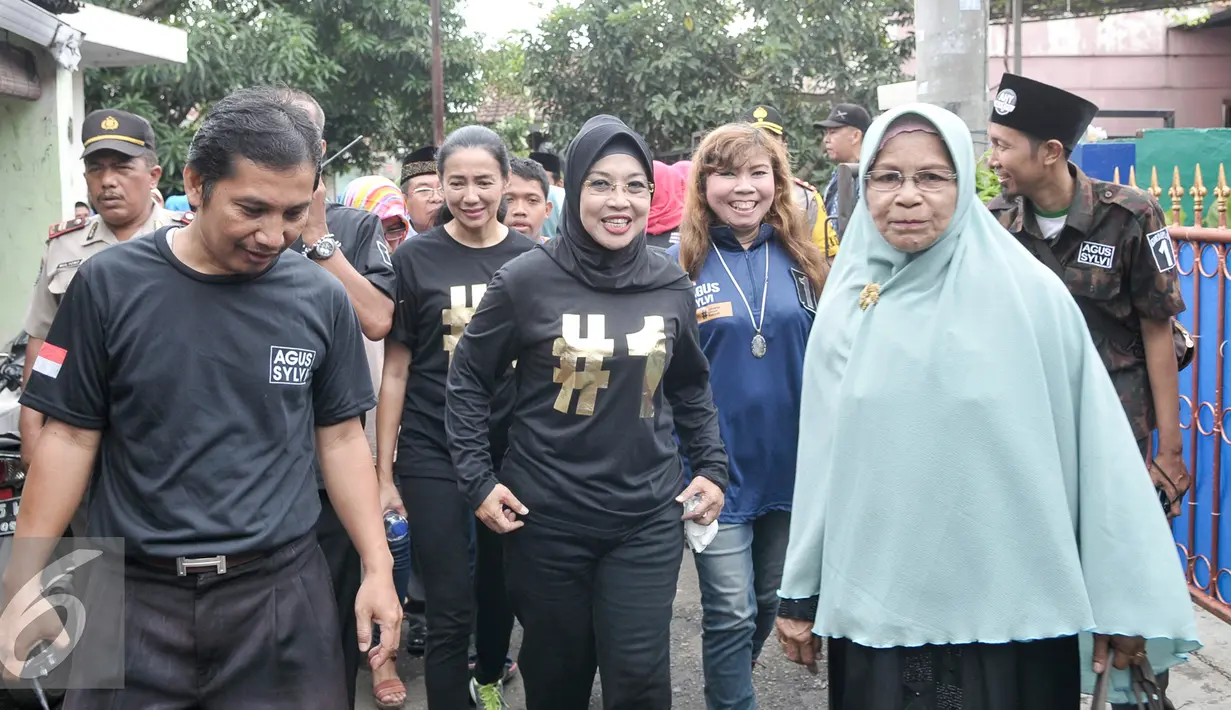 Calon Wakil Gubernur DKI nomor urut 1,  Sylviana Murni saat mengunjungi Jalan Famili, Jagakarsa, Jakarta Selatan, Kamis (5/1). Dalam kunjungannya tersebut, Sylviana berdialog dan mendengarkan keluhan warga. (Liputan6.com/Yoppy Renato)