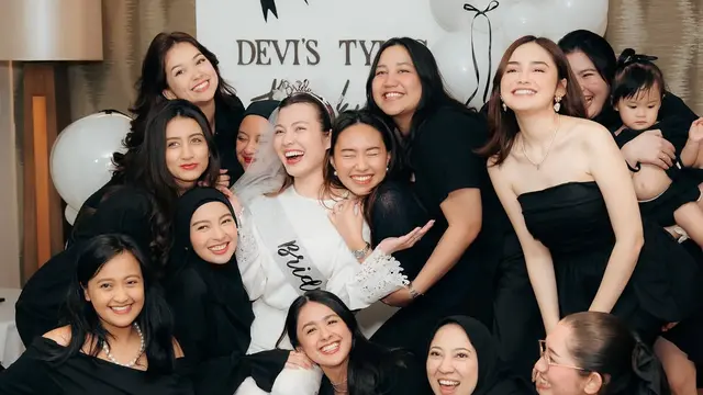 Syifa Hadju Saat Berikan Kejutan Bridal Shower Haviza Devi Anjani. [@snap.nuel/@hendrisentosa]