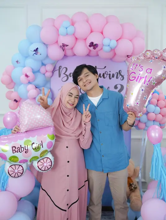 Sudah diketahui dengan pasti jenis kelamin calon anak kembar Anisa Rahma. Hal itu diumumkan sendiri oleh wanita berhijab bersama sang suami. (Foto: Instagram/@anisarahma_12)