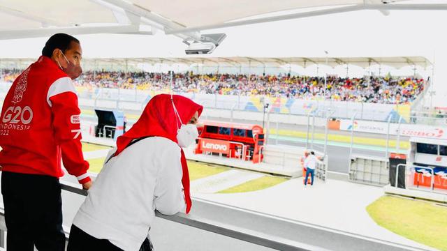 Foto: Jokowi Ditemani Ibu Iriana Hadiri Balapan MotoGP Mandalika 2022