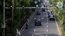 Kendaraan melintas di bawah Kamera tilang elektronik mobile atau ETLE (Electronic Traffic Law Enforcement) di Jalan Asia Afrika, Jakarta, Rabu (29/12/2021). Korlantas Polri akan menerapkan ETLE mobile sepanjang liburan Nataru 2021 untuk mengurangi kecelakaan lalu lintas. (Liputan6.com/Johan Tallo)