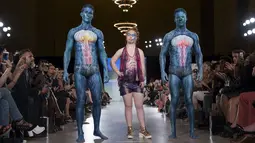 Aksi Madeline Stuart, model Australia dengan down syndrome saat memamerkan koleksi Hendrik Vermeulen untuk Musim Panas dan Semi 2016 di acara peragaan busana New York Fashion Week, Minggu (13/9/2015). (REUTERS/Andrew Kelly)