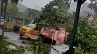 Hujan deras disertai angin kencang, Senin (28/6/2021) sore sebabkan 2 pohon yang berada dekat Rumah Sakit Umum Pusat (RSUP) Haji Adam Malik tumbang dan menimpa 1 unit angkot dan 1 mobil pribadi
