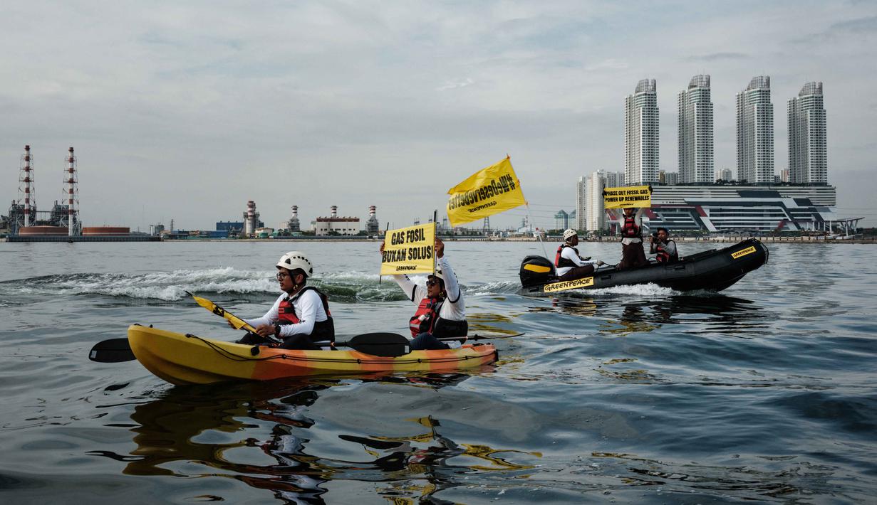 Greenpeace Indonesia menyebut penggunaan gas fosil secara berkelanjutan akan membawa kerugian ekonomi, sosial, dan lingkungan yang signifikan dalam jangka panjang. Tampak dalam foto, aktivis Greenpeace Indonesia melakukan aksi di kawasan perairan depan Pembangkit Listrik Tenaga Gas Uap (PLTGU) Muara Karang, Jakarta pada Selasa 18 November 2025. (YASUYOSHI CHIBA/AFP)