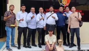 Kepolisian berhasil menangkap seorang Tiktoker, Popo Barbie atau inisial EY, yang terlibat kasus pornografi yang disebarkan di media sosial (@indotoday)