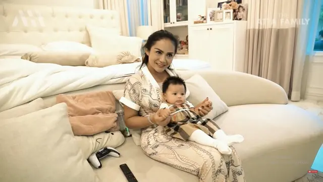 Krisdayanti momong Ameena (Instagram/krisdayantilemos)