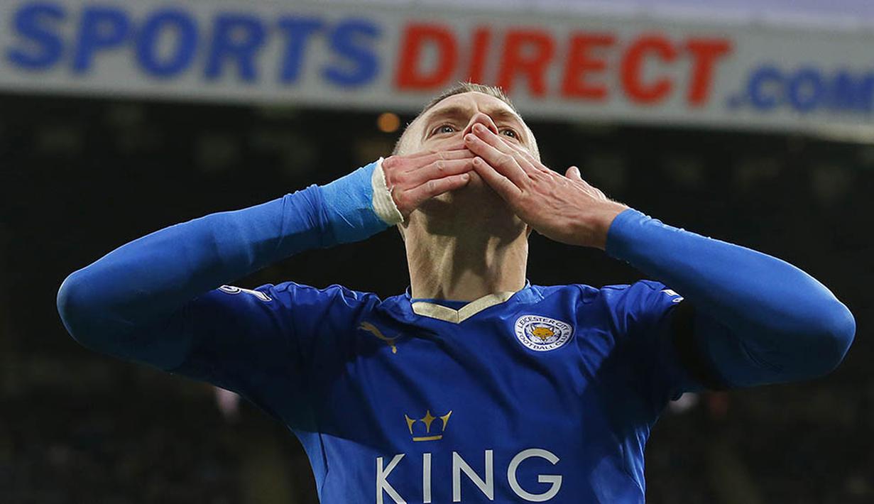 Penyerang Leicester, Jamie Vardy, melakukan selebrasi usai bobol gawang Newcastle pada laga Liga Premier Inggris di Stadion St James Park, Inggris, Sabtu (21/11/2015). (AFP Photo/Lindsey Parnaby)