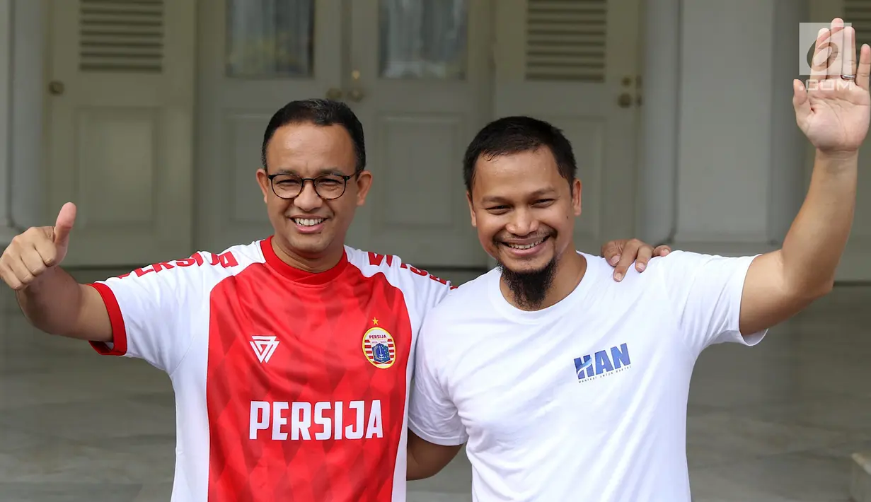Gubernur DKI Jakarta Anies Baswedan (kiri) pose bersama anggota DPR RI Hanafi Rais di Balai Kota DKI Jakarta, Minggu (11/3). Hanafi berharap becak listrik sumbangannya dapat menjadi inspirasi Pemprov DKI. (Liputan6.com/Immanuel Antonius)