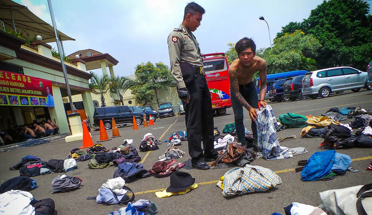 Para preman-preman tersebut tampak disuruh menanggalkan bajunya dan meletakkan segala peralatan yang dibawa di halaman Polres Jakarta Utara, Jumat (29/8/14). (Liputan6.com/Faizal Fanani)