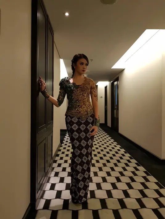 Lewat akun Instagramnya, Dara beberapa kali mengunggah foto dirinya saat memekai berbagai gaya kebaya. Para pengikutnya pun memuji kecantikkan Dara yang tampak memesona. (Liputan6.com/IG/@darathevirgin)