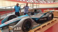 Ketua Panitia Pelaksana Formula E Jakarta, Ahmad Sahroni unboxing replika mobil Formula E yang akan mengaspal pada 4 Juni 2022. (Merdeka/Bachtiarudin Alam)