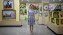 Dalam foto yang diambil pada 25 Juli 2018, seorang asisten toko bernama Pak Um Hyang (24) berpose untuk sesi foto di Mansudae Art Studio di Pyongyang, Korea Utara. (AFP PHOTO / Ed JONES)