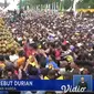 Festival Durian di Pekalongan ricuh akibat ribuan warga rebutan durian hingga tak sedikit warga yang lemas dan nyaris pingsan. (Tangkapan Layar Fokus Indosiar)