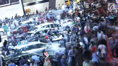 Pengunjung memadati stand pameran mobil pada Indonesia International Motor Show 2018 di JIExpo, Jakarta, Minggu (29/4). 38 merek kendaraan dipamerkan dan lebih dari 350 perusahaan ikut dalam IIMS 2018. (Liputan6.com/Helmi Fithriansyah)