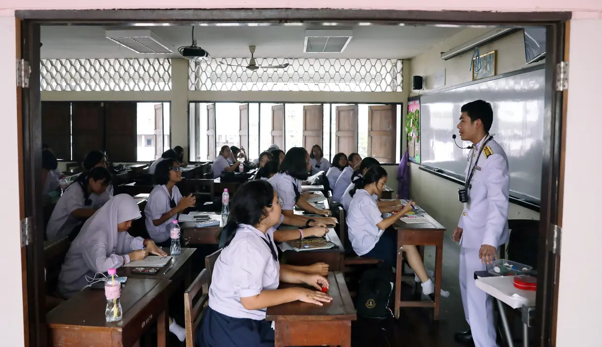 Seorang guru tunanetra, Damkerng Mungthanya mengajar bahas inggris di sekolah Satri Si Suriyothai, Bangkok, 15 Februari 2019. Damkerng merupakan lulusan salah satu kampus bergengsi di Thailand, Universitas Chulalongkorn. (REUTERS/Athit Perawongmetha)