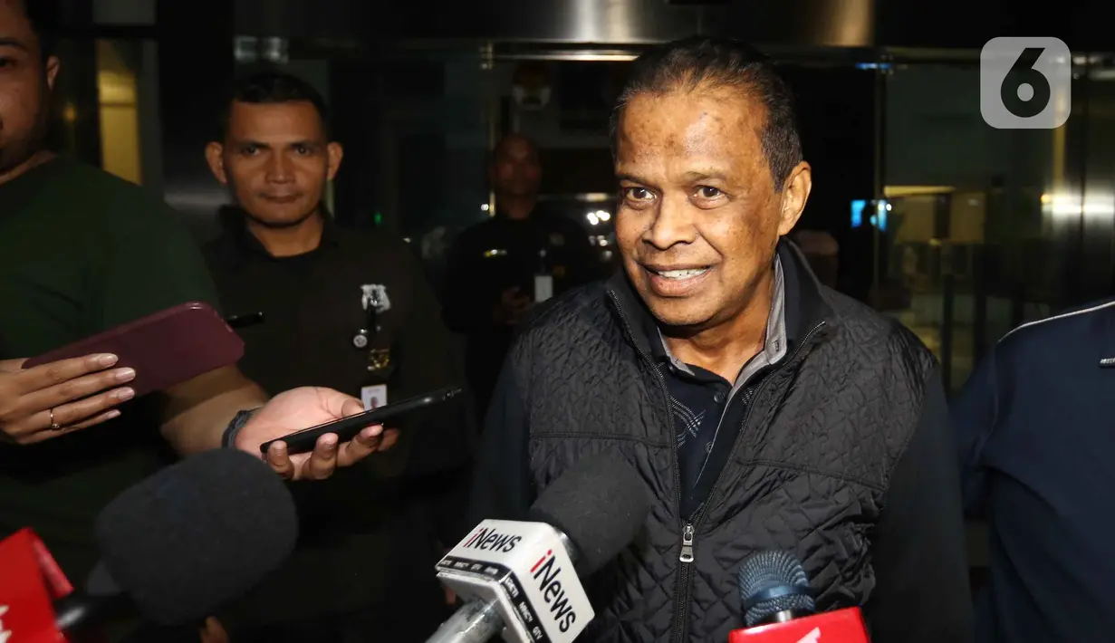 Pemilik agen perjalanan haji dan umroh, Maktour Travel, Fuad Hasan Masyhur, menjawab pertanyaan pewarta saat meninggalkan Gedung Merah Putih Komisi Pemberantasan Korupsi (KPK), Jakarta, Senin (26/1/2025). Ia diperiksa sebagai saksi kasus dugaan korupsi kuota haji tambahan tahun 2023-2024. (Liputan6.com/Helmi Fithriansyah)