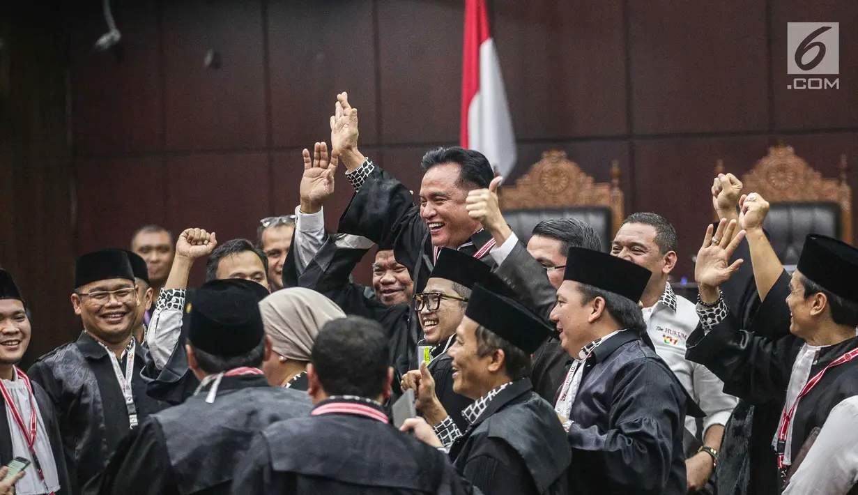 Ketua Tim Hukum Jokowi-Ma'ruf Amin, Yusril Ihza Mahendra bereuforia usai putusan MK di Gedung MK, Jakarta, Kamis (27/6/2019). MK menolak seluruh gugatan hasil Pilpres 2019 yang diajukan Prabowo-Sandiaga Uno yang disepakati 9 hakim konstitusi tanpa dissenting opinion. (Liputan6.com/Faizal Fanani)